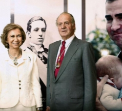 Los Reyes en Tenerife durante su visita oficial a Canarias, delante de una de las imágenes que compone la muestra “Imágenes Reales”, organ